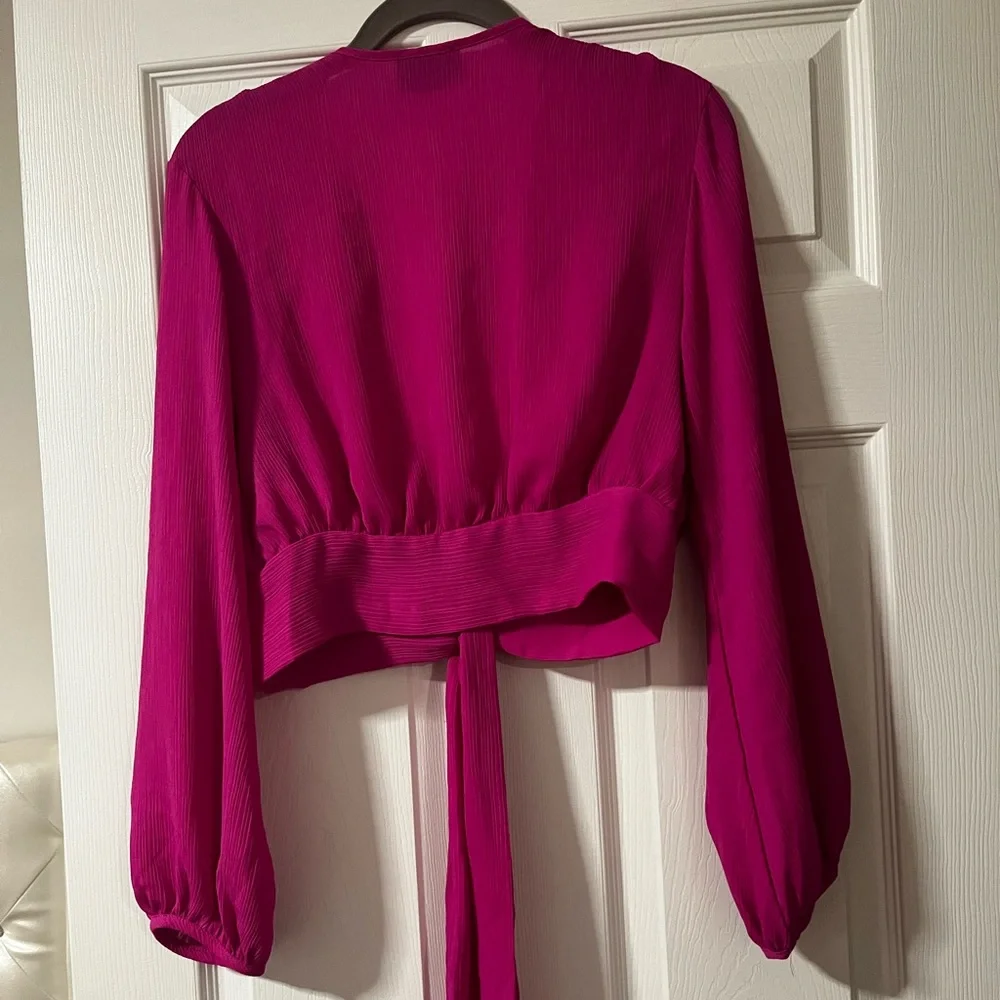 VICI VITTORIA TIE FRONT CROP BLOUSE - size small - Picture 9 of 9